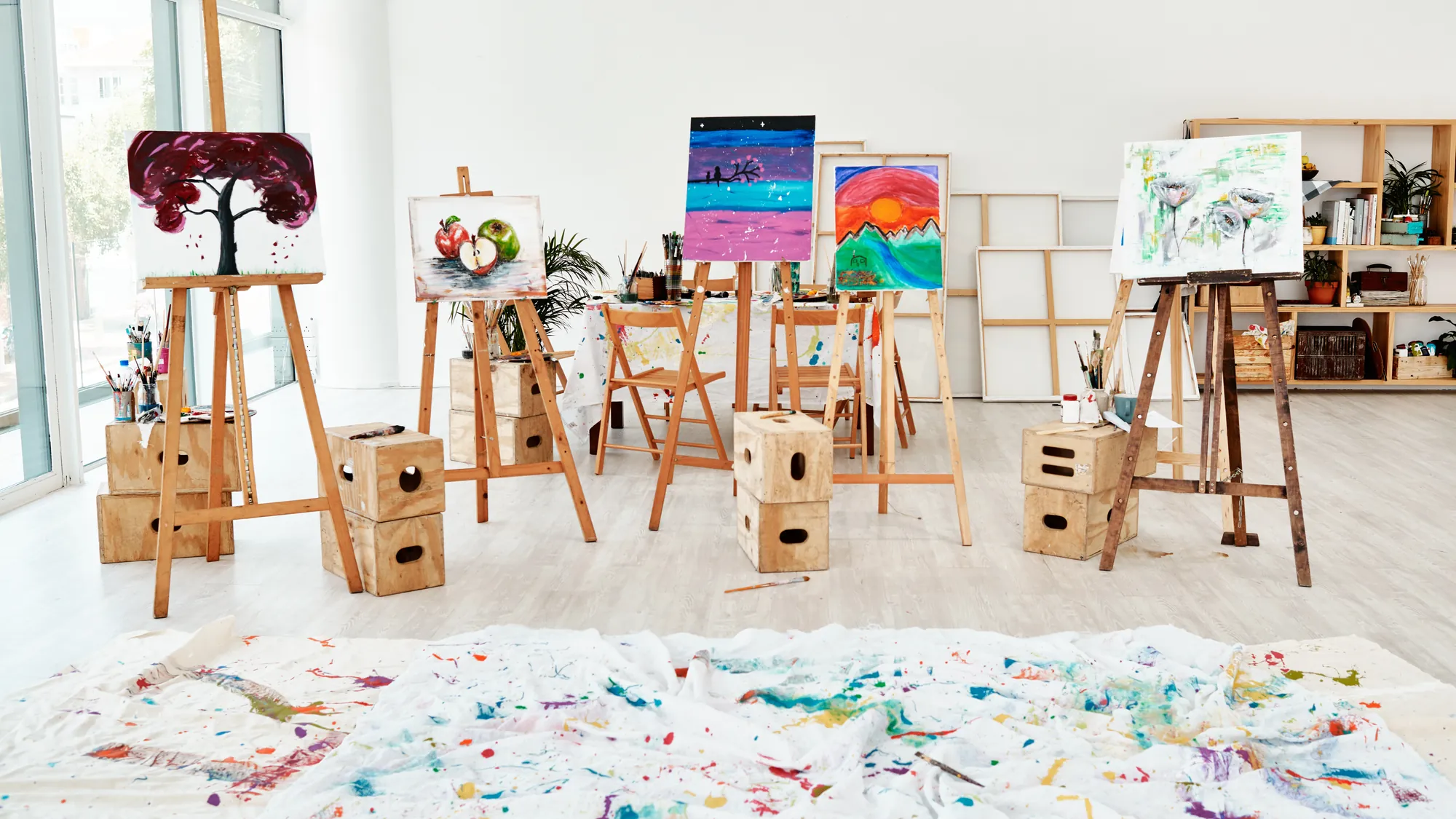 Ilustračná fotografia: ateliér so stojanmi a obrazmi