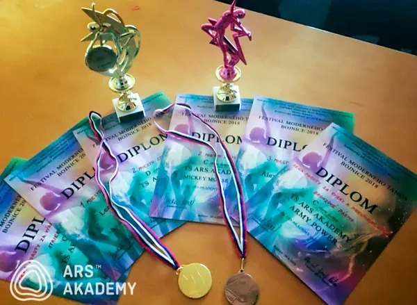 Poháre a diplomy z tanečných súťaží